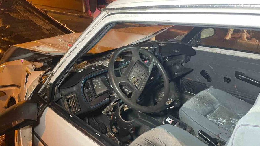 Işıklarda Bekleyen Araca Otomobil Arkadan Çarptı: 1 Yaralı