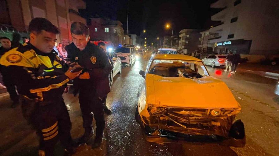 Işıklarda Bekleyen Araca Otomobil Arkadan Çarptı: 1 Yaralı