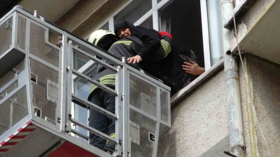 Konya’da Binada Çıkan Yangında Mahsur Kalan 5’i Çocuk 8 Kişi Ekiplerce Kurtarıldı