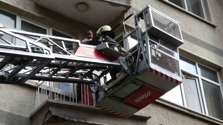 Konya’da Binada Çıkan Yangında Mahsur Kalan 5’i Çocuk 8 Kişi Ekiplerce Kurtarıldı