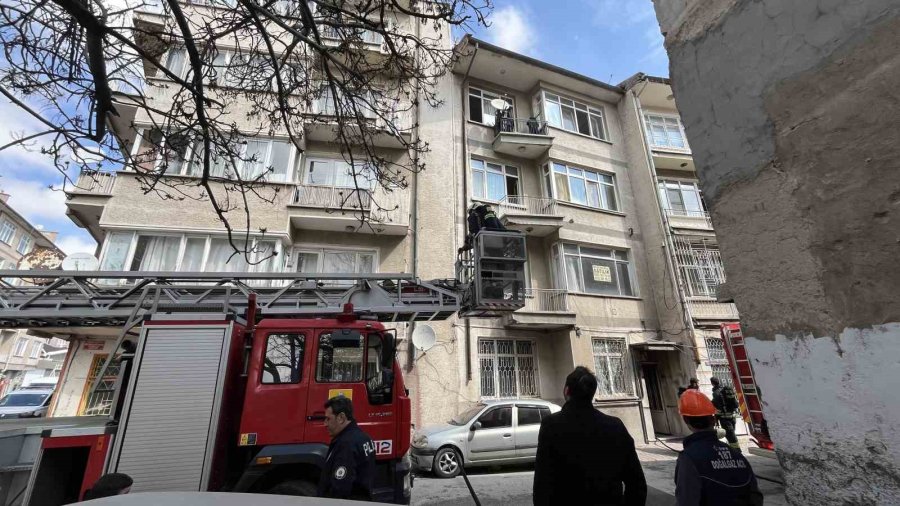 Konya’da Binada Çıkan Yangında Mahsur Kalan 5’i Çocuk 8 Kişi Ekiplerce Kurtarıldı