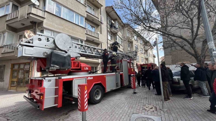 Konya’da Binada Çıkan Yangında Mahsur Kalan 5’i Çocuk 8 Kişi Ekiplerce Kurtarıldı