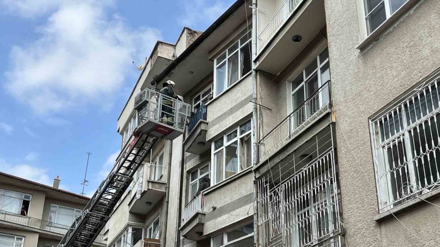 Konya’da Binada Çıkan Yangında Mahsur Kalan 5’i Çocuk 8 Kişi Ekiplerce Kurtarıldı