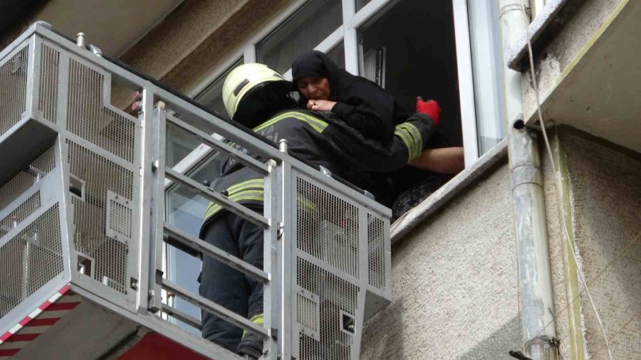 Konya’da Binada Çıkan Yangında Mahsur Kalan 5’i Çocuk 8 Kişi Ekiplerce Kurtarıldı