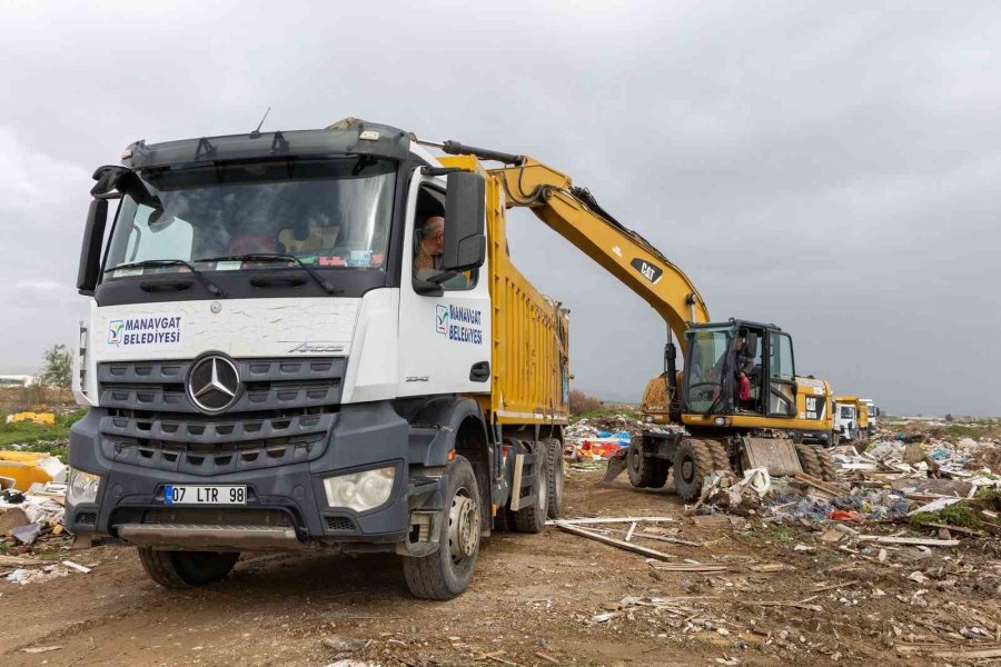 Manavgat Belediyesinden Nehir Ağzında Temizlik Çalışması