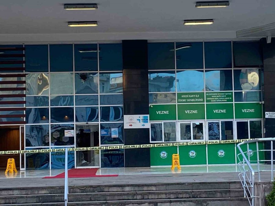 Elindeki Pompalı Tüfekle Belediye Binasına Ateş Açtı
