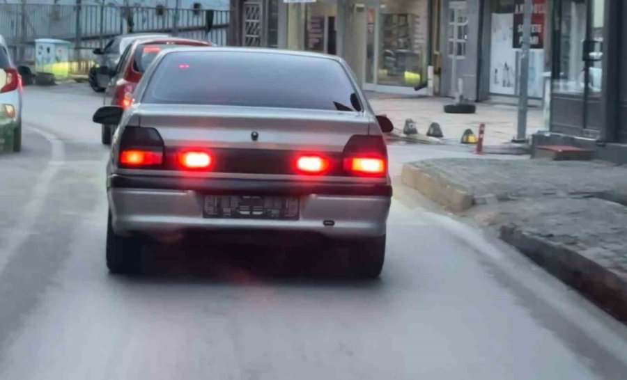 Kazaya Yapınca Plakaları Söküp Kaçtı Ama Polisten Kaçamadı