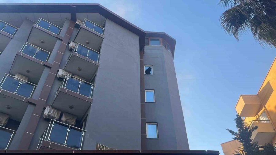 Alanya’da Tadilattaki Otelde Çıkan Yangın Korkuttu