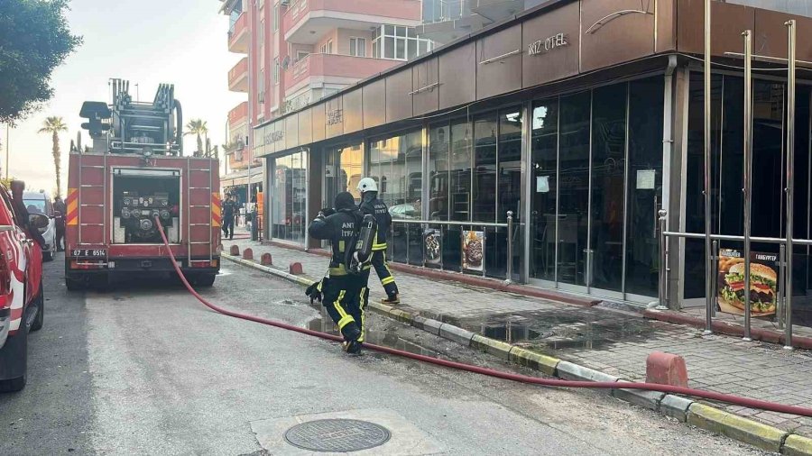 Alanya’da Tadilattaki Otelde Çıkan Yangın Korkuttu