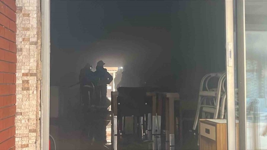 Alanya’da Tadilattaki Otelde Çıkan Yangın Korkuttu