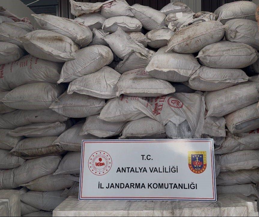 Antalya’da Kaçak Kozmetik Üretimi Yapılan Depoya Baskın: 65 Milyon Liralık Sahte Ürün Ele Geçirildi