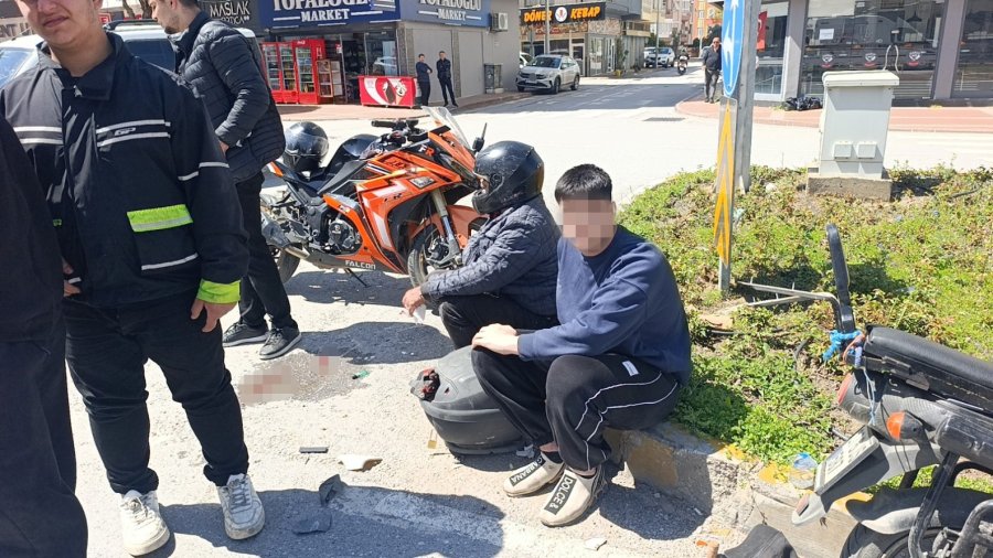 Elektrikli Bisiklet İle Motosikletin Çarpışma Anı Kamerada: 3 Yaralı