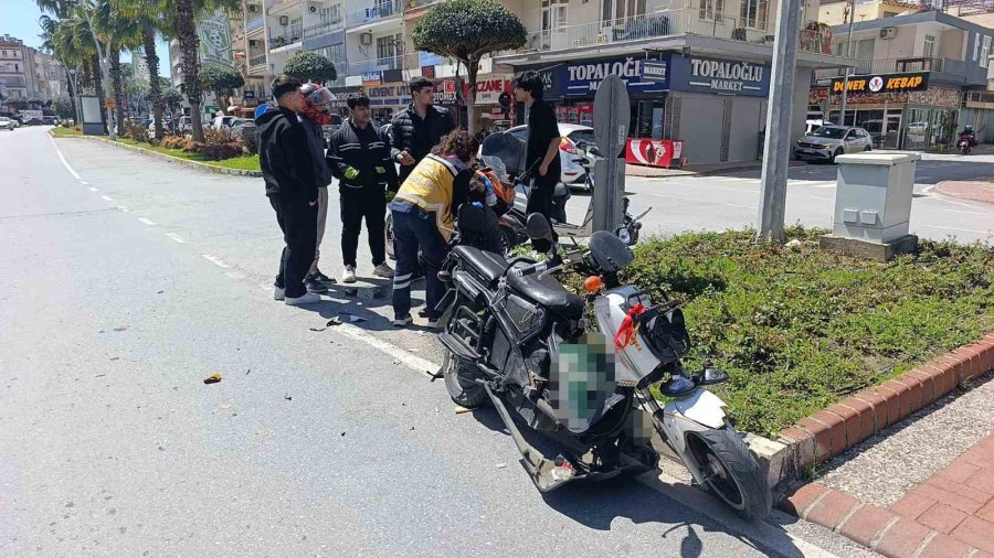 Elektrikli Bisiklet İle Motosikletin Çarpışma Anı Kamerada: 3 Yaralı