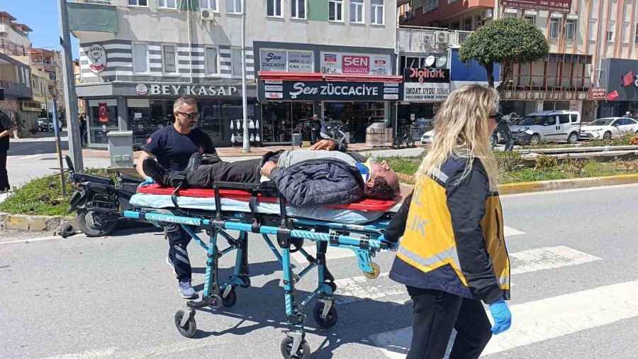 Elektrikli Bisiklet İle Motosikletin Çarpışma Anı Kamerada: 3 Yaralı