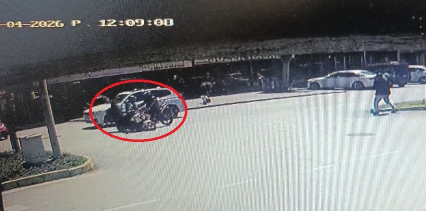 Elektrikli Bisiklet İle Motosikletin Çarpışma Anı Kamerada: 3 Yaralı