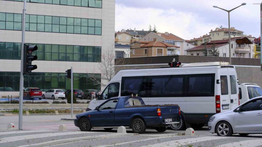 Karaman’ın En İşlek Kavşağındaki Trafik Lambasına Yuva Yapan Kumru Görenleri Şaşırtıyor