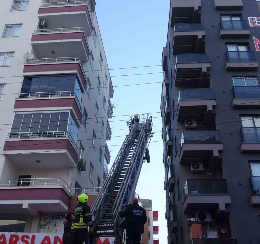 Mersin’de İlginç Olay: Perde İle 6’ncı Kattan Sarktı, 3’üncü Kat Balkona Düştü