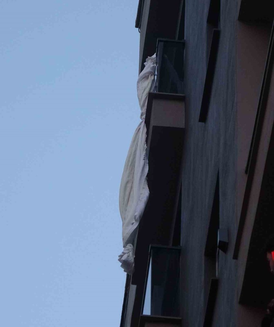 Mersin’de İlginç Olay: Perde İle 6’ncı Kattan Sarktı, 3’üncü Kat Balkona Düştü