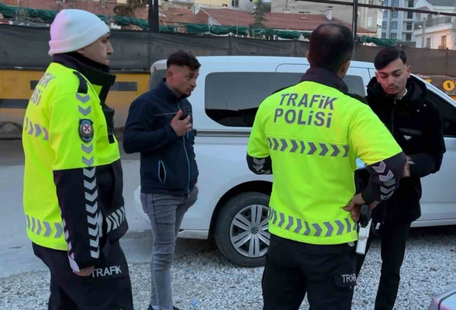 Kazaya Yapınca Plakaları Söküp Kaçtı Ama Polisten Kaçamadı