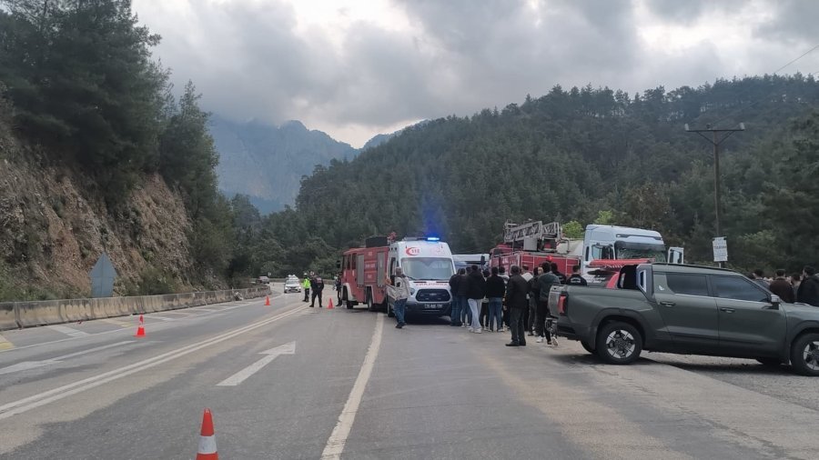 İş Dönüşü Yaşanan Ve 7 Kişinin Hayatını Kaybettiği Feci Kaza Sonrası Yol Trafiğe Açıldı
