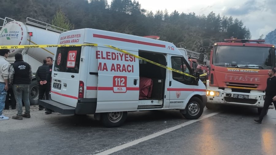 İş Dönüşü Yaşanan Ve 7 Kişinin Hayatını Kaybettiği Feci Kaza Sonrası Yol Trafiğe Açıldı
