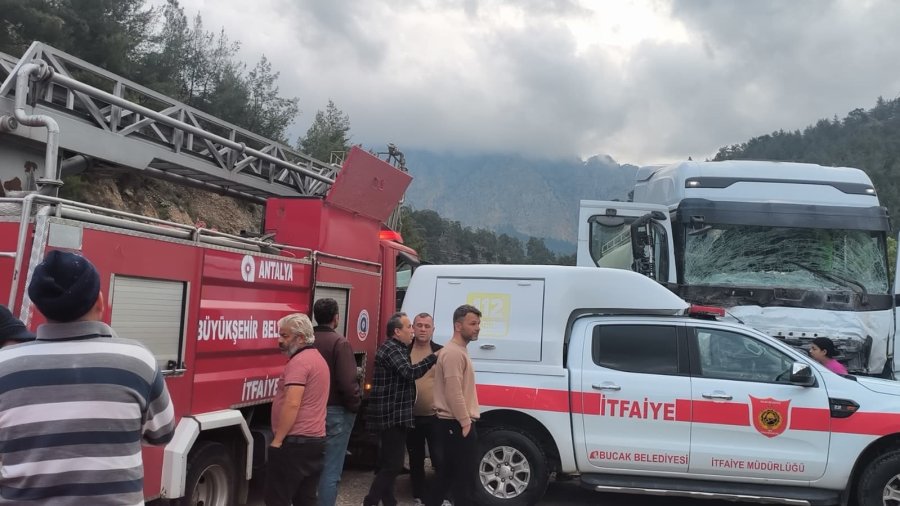 İş Dönüşü Yaşanan Ve 7 Kişinin Hayatını Kaybettiği Feci Kaza Sonrası Yol Trafiğe Açıldı