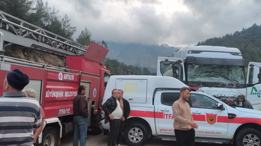 İş Dönüşü Yaşanan Ve 7 Kişinin Hayatını Kaybettiği Feci Kaza Sonrası Yol Trafiğe Açıldı