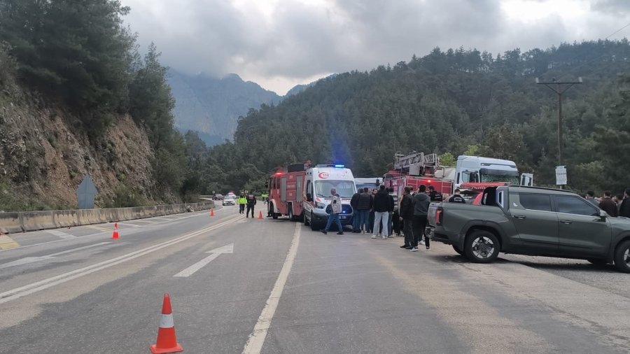 İş Dönüşü Yaşanan Ve 7 Kişinin Hayatını Kaybettiği Feci Kaza Sonrası Yol Trafiğe Açıldı