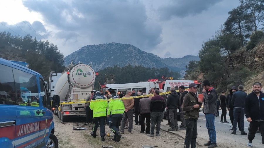 İş Dönüşü Yaşanan Ve 7 Kişinin Hayatını Kaybettiği Feci Kaza Sonrası Yol Trafiğe Açıldı