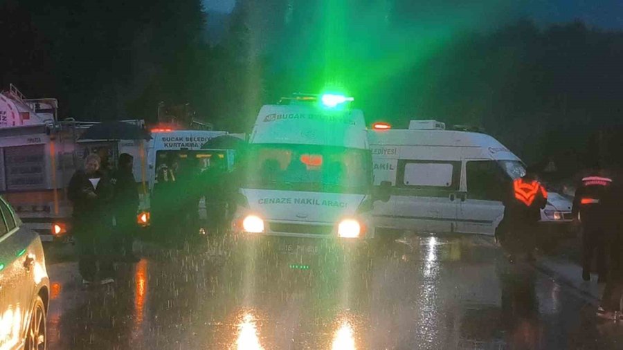 İş Dönüşü Yaşanan Ve 7 Kişinin Hayatını Kaybettiği Feci Kaza Sonrası Yol Trafiğe Açıldı