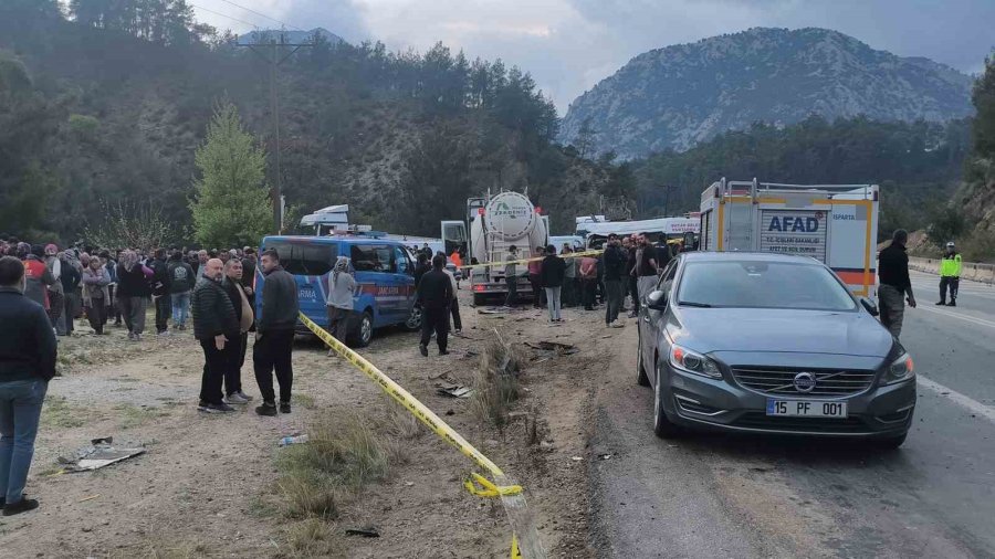 İş Dönüşü Yaşanan Ve 7 Kişinin Hayatını Kaybettiği Feci Kaza Sonrası Yol Trafiğe Açıldı
