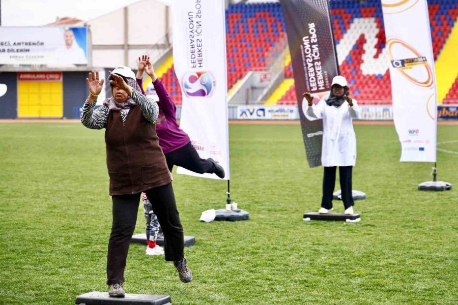 Dünya Sağlık Günü’nde "koşabiliyorken Koş" Yürüyüşüne Yoğun İlgi