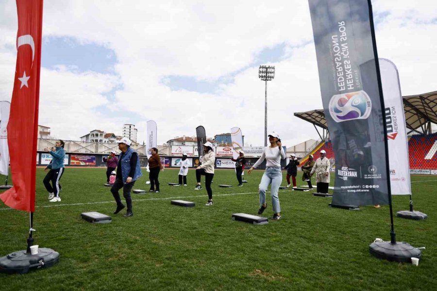 Dünya Sağlık Günü’nde "koşabiliyorken Koş" Yürüyüşüne Yoğun İlgi