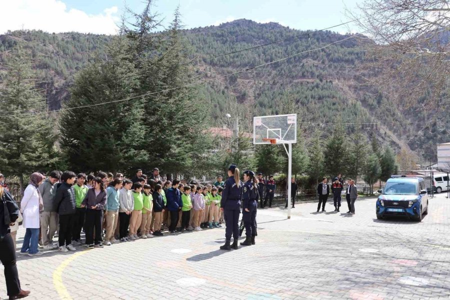 Jandarmadan Niğde’de Öğrencilere Meslek Tanıtımı Ve Güvenlik Eğitimi