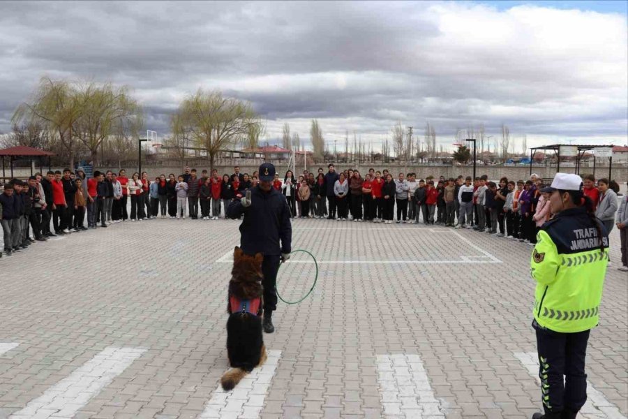 Jandarmadan Niğde’de Öğrencilere Meslek Tanıtımı Ve Güvenlik Eğitimi