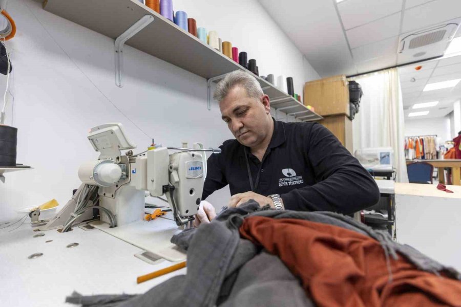 Mersin Büyükşehir Belediyesi Şehir Tiyatrosunda Kostümler Usta Ellerde Hazırlanıyor