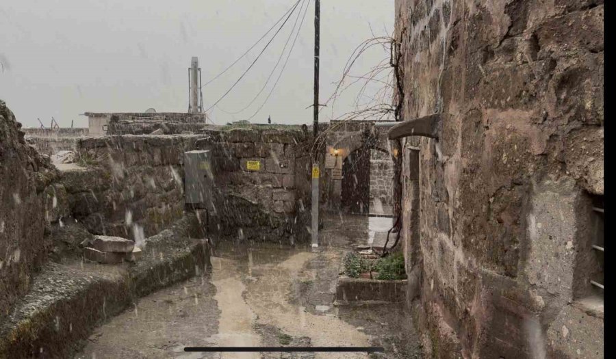 Meyve Ağaçlarının Çiçek Açtığı Güzelyurt’ta Kar Yağışı