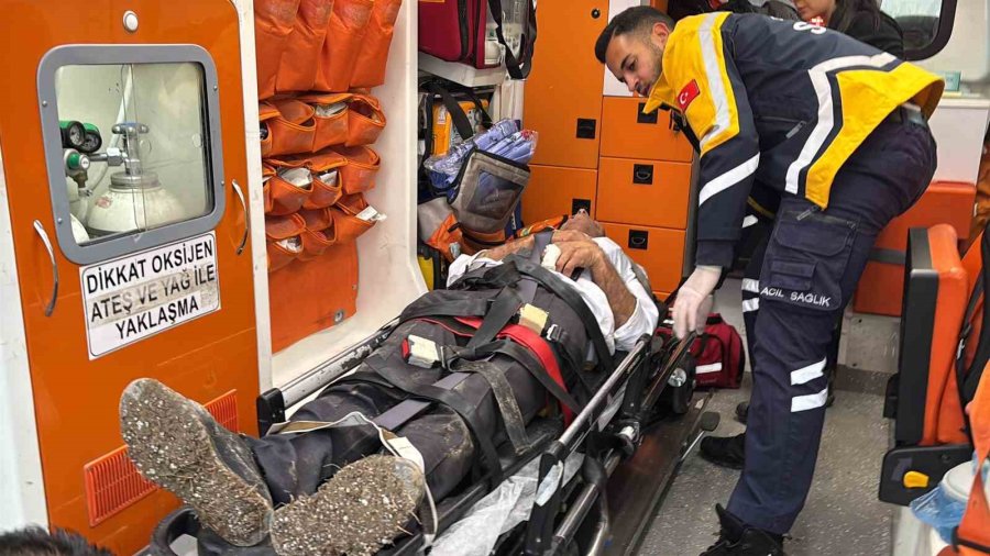 Virajı Alamayan Otobüs Şarampole Devrildi: 23 Yaralı