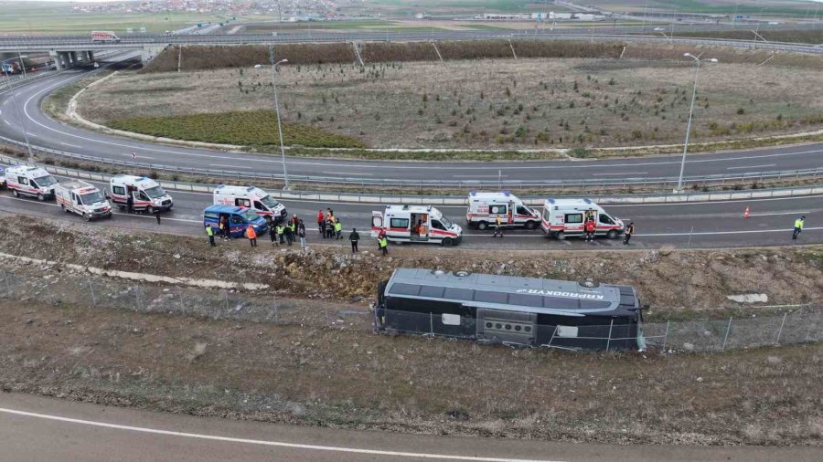 Virajı Alamayan Otobüs Şarampole Devrildi: 23 Yaralı
