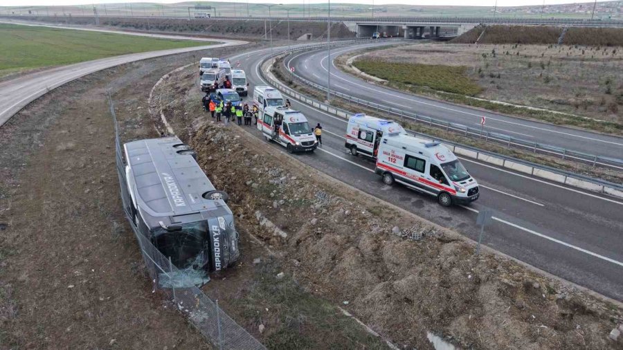Virajı Alamayan Otobüs Şarampole Devrildi: 23 Yaralı