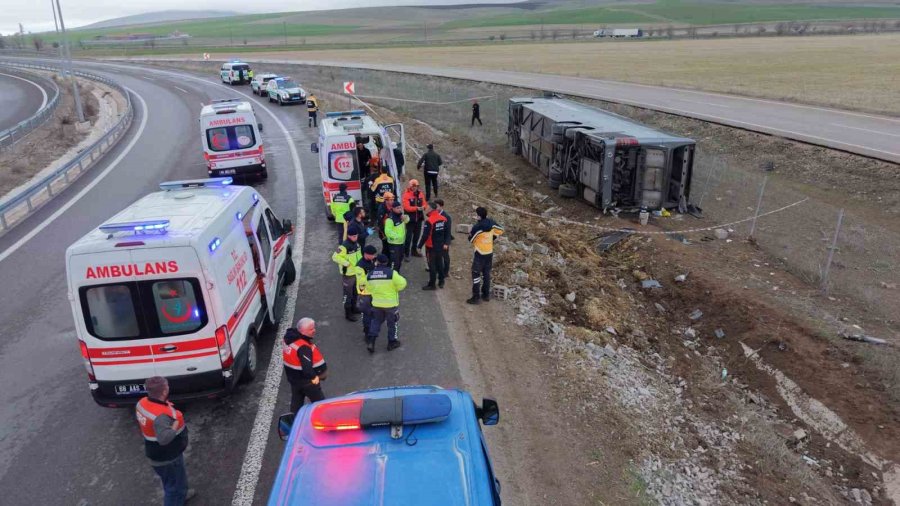 Virajı Alamayan Otobüs Şarampole Devrildi: 23 Yaralı
