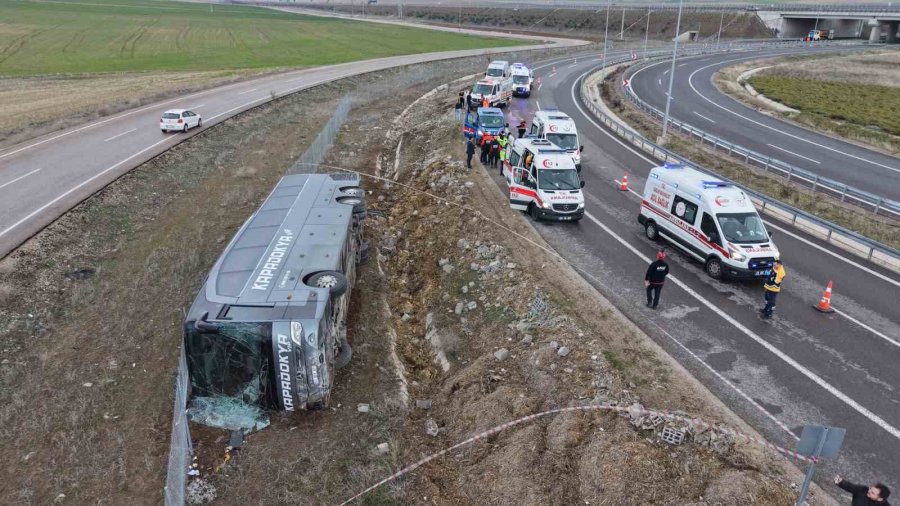 Virajı Alamayan Otobüs Şarampole Devrildi: 23 Yaralı