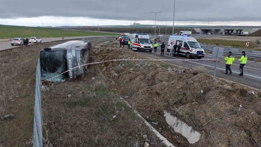 Virajı Alamayan Otobüs Şarampole Devrildi: 23 Yaralı