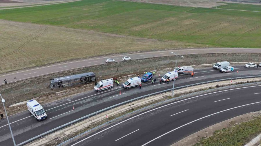 Virajı Alamayan Otobüs Şarampole Devrildi: 23 Yaralı