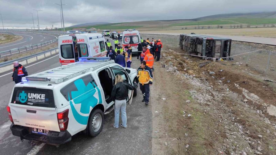 Virajı Alamayan Otobüs Şarampole Devrildi: 23 Yaralı