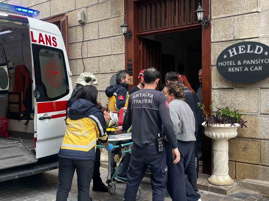 Antalya’da Depoya İnmek İsterken Düşen Genç Yaralandı