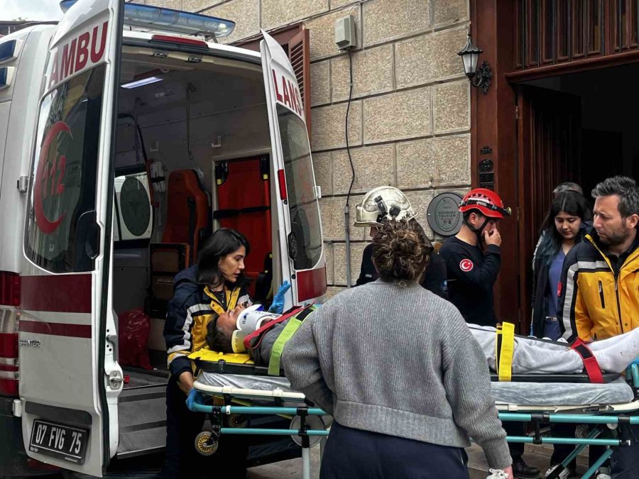 Antalya’da Depoya İnmek İsterken Düşen Genç Yaralandı