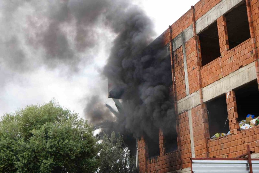 İçi Ve Etrafı Çöplerle Dolu Metruk Bina Yangını Mahalleliyi Tedirgin Etti