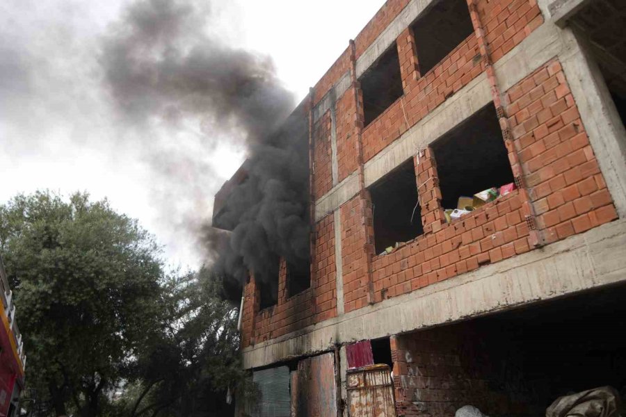 İçi Ve Etrafı Çöplerle Dolu Metruk Bina Yangını Mahalleliyi Tedirgin Etti