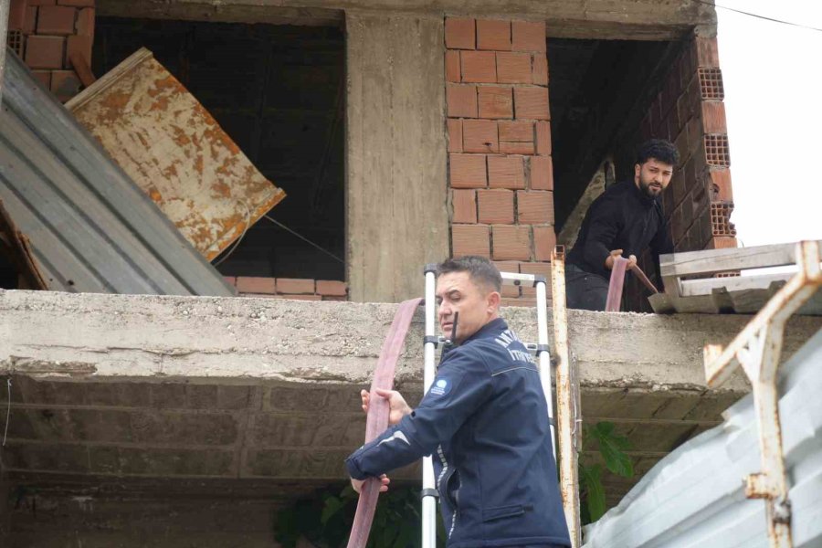 İçi Ve Etrafı Çöplerle Dolu Metruk Bina Yangını Mahalleliyi Tedirgin Etti